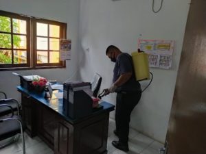PENYEMPROTAN DESINFEKTAN DI LINGKUNGAN BNNP KALTARA