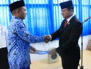 KEPALA BNNP KALTARA MENGAMBIL SUMPAH/JANJI PNS DAN MELANTIK PEJABAT PENGAWAS