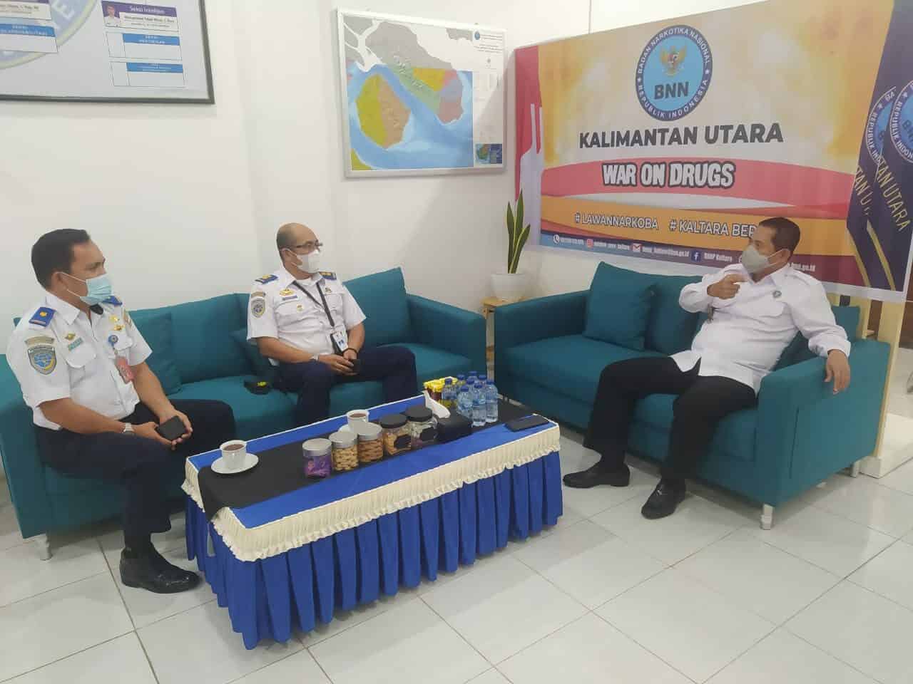 MENERIMA KUNJUNGAN KERJA DAN SILAHTURAHMI KEPALA KEAMANAN BANDARA TARAKAN Konsep Otomatis