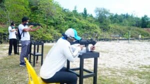 Pada hari Jumat tanggal 11 Juni 2021 bertempat di Lapangan Tembak Sat Brimobda Kaltara personil BNNP jhususnya Bidang Pemberantasan melaksanakan kegiatan latihan peningkatan kemampuan menembak dengan menggunakan Senjata Api laras panjang dan pendek Inventaris BNNP Kaltara. Sebelum latihan menembak personil diberikan Arahan oleh Kepala BNNP Kalimantan Utara Brigjend Pol. Samudi, S.I.K., M.H dan instruktur tentang menggunakan senjata dan cara mengamankan serta cara melakukan penembakan secara benar selanjutnya pelaksanaan menembak dengan jarak tembak kurang lebih 25 meter. #warondrugs #indonesiabersinar #kaltarabersinar