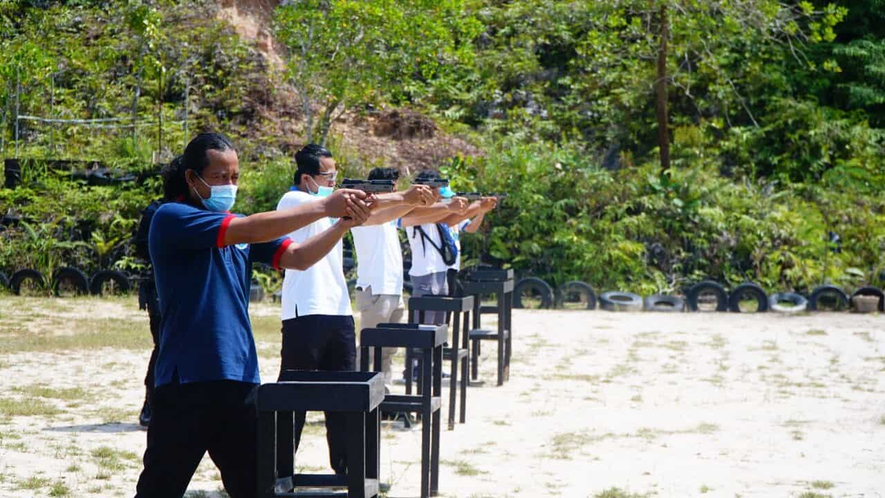 LATIHAN PENINGKATAN KEMAMPUAN MENEMBAK BAGI PERSONIL BNNP KALTARA Pada hari Jumat tanggal 11 Juni 2021 bertempat di Lapangan Tembak Sat Brimobda Kaltara personil BNNP jhususnya Bidang Pemberantasan melaksanakan kegiatan latihan peningkatan kemampuan menembak dengan menggunakan Senjata Api laras panjang dan pendek Inventaris BNNP Kaltara. Sebelum latihan menembak personil diberikan Arahan oleh Kepala BNNP Kalimantan Utara Brigjend Pol. Samudi, S.I.K., M.H dan instruktur tentang menggunakan senjata dan cara mengamankan serta cara melakukan penembakan secara benar selanjutnya pelaksanaan menembak dengan jarak tembak kurang lebih 25 meter. #warondrugs #indonesiabersinar #kaltarabersinar