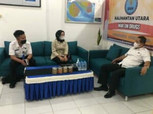 AUDIENSI DARI PIHAK TARAKAN TV DENGAN KEPALA BNNP KALIMANTAN UTARA PERIHAL PELAKSANAAN ACARA EDITORIAL PAGI DALAM RANGKA PERINGATAN HANI 2021