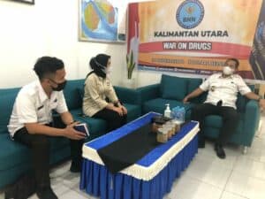 AUDIENSI DARI PIHAK TARAKAN TV DENGAN KEPALA BNNP KALIMANTAN UTARA PERIHAL PELAKSANAAN ACARA EDITORIAL PAGI DALAM RANGKA PERINGATAN HANI 2021