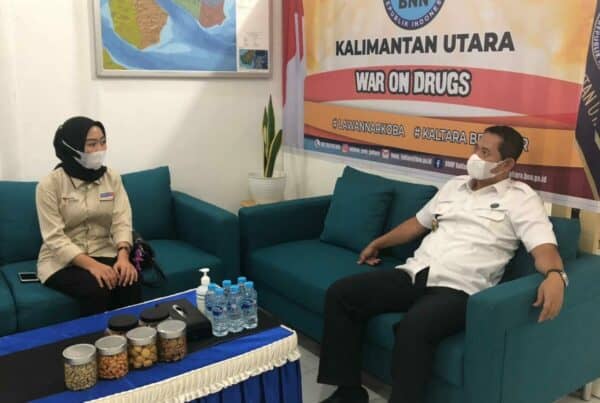 AUDIENSI DARI PIHAK TARAKAN TV DENGAN KEPALA BNNP KALIMANTAN UTARA PERIHAL PELAKSANAAN ACARA EDITORIAL PAGI DALAM RANGKA PERINGATAN HANI 2021