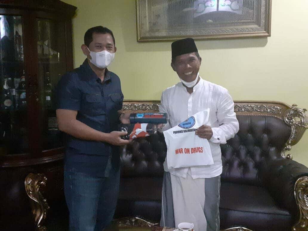 SILATURAHMI KEPALA BNNP KALTARA DENGAN TOKOH MASYARAKAT KALTARA DR. H. UNDUNSYAH SILATURAHMI KEPALA BNNP KALTARA DENGAN TOKOH MASYARAKAT KALTARA DR. H. UNDUNSYAH