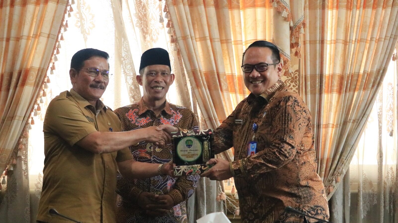 SILATURAHMI KEPALA BNNP KALTARA DENGAN BUPATI & WAKIL BUPATI BULUNGAN DALAM RANGKA PELAKSANAAN PROGRAM P4GN MENUJU KABUPATEN BULUNGAN BERSIH NARKOBA (BERSINAR) SILATURAHMI KEPALA BNNP KALTARA DENGAN BUPATI & WAKIL BUPATI BULUNGAN DALAM RANGKA PELAKSANAAN PROGRAM P4GN MENUJU KABUPATEN BULUNGAN BERSIH NARKOBA (BERSINAR)