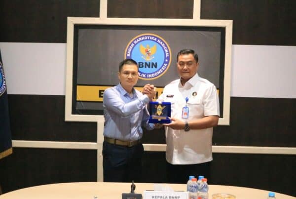 KEPALA BNNP KALIMANTAN UTARA MENERIMA AUDINESI DARI PERHUBUNGAN POLIS DIRAJA MALAYSIA (MPLO) Konsep Otomatis