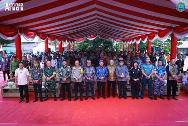 KEPALA BNN RI MENGAJAK RATUSAN MASYARAKAT SELUMIT PANTAI BERIKRAR WUJUDKAN LINGKUNGAN BERSINAR KEPALA BNN RI MENGAJAK RATUSAN MASYARAKAT SELUMIT PANTAI BERIKRAR WUJUDKAN LINGKUNGAN BERSINAR