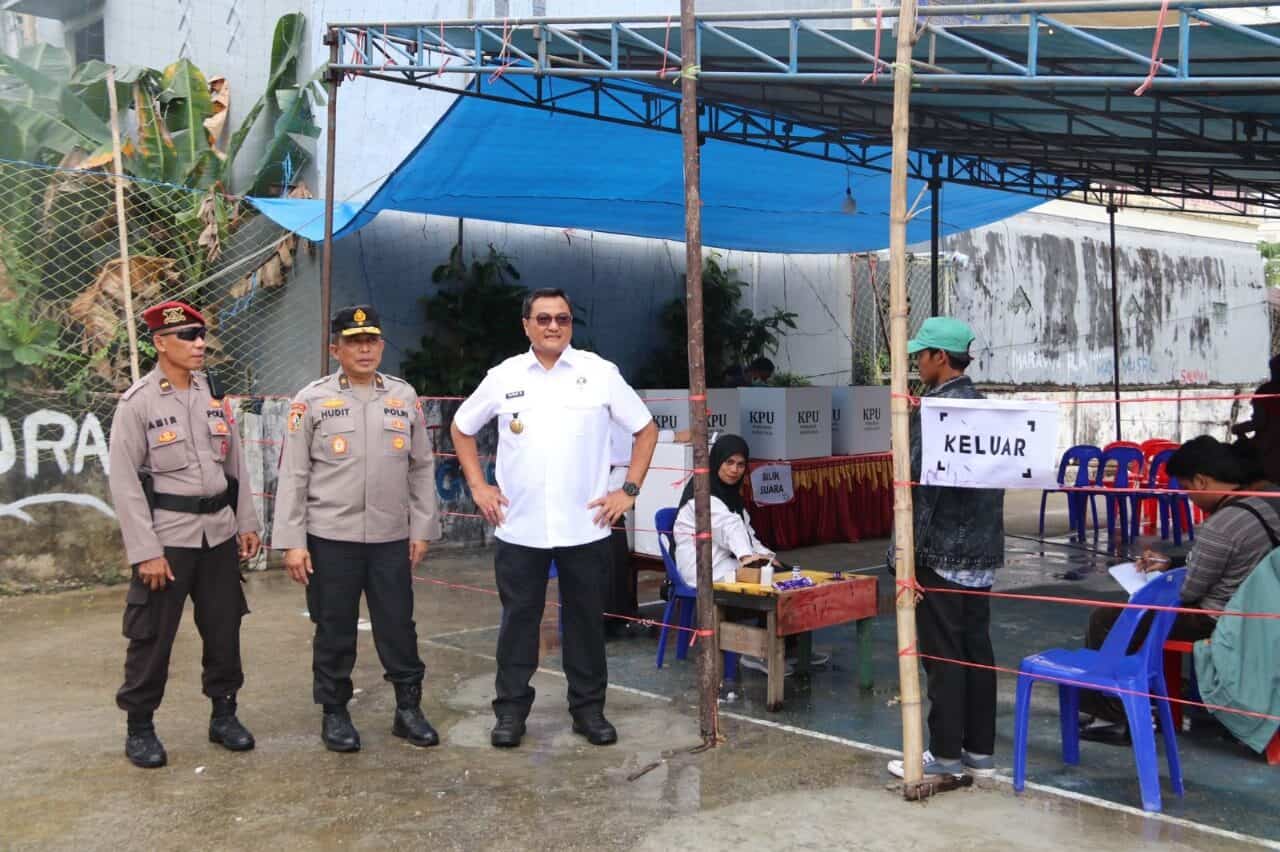 Kepala BNNP Kalimantan Utara dan Wakapolda Lakukan Peninjauan TPS di Kota Tarakan untuk Pastikan Keamanan Pemilu Kepala BNNP Kalimantan Utara dan Wakapolda Lakukan Peninjauan TPS di Kota Tarakan untuk Pastikan Keamanan Pemilu