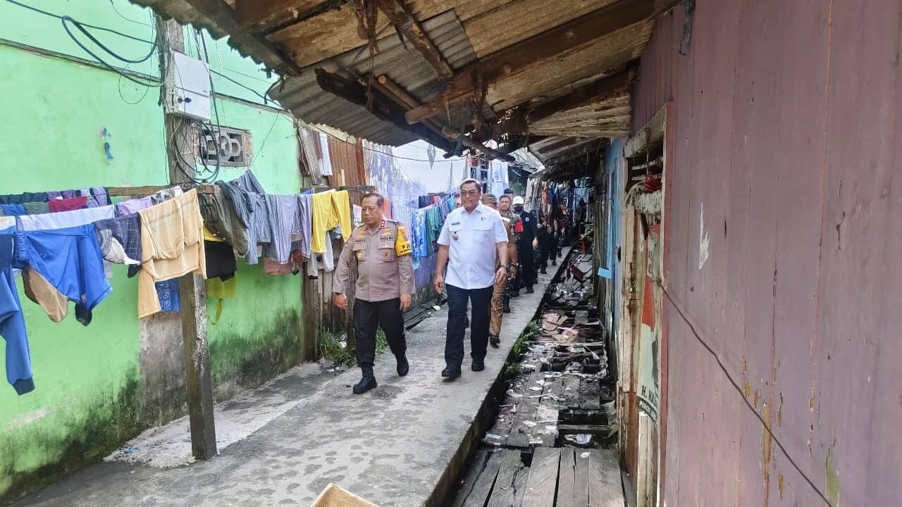 Kepala BNNP Kalimantan Utara Bersama Forkopimda Kaltara Lakukan Operasi Gabungan di "Kampung Narkoba" Selumit Pantai Tarakan Kepala BNNP Kalimantan Utara Bersama Forkopimda Kaltara Lakukan Operasi Gabungan di “Kampung Narkoba” Selumit Pantai Tarakan