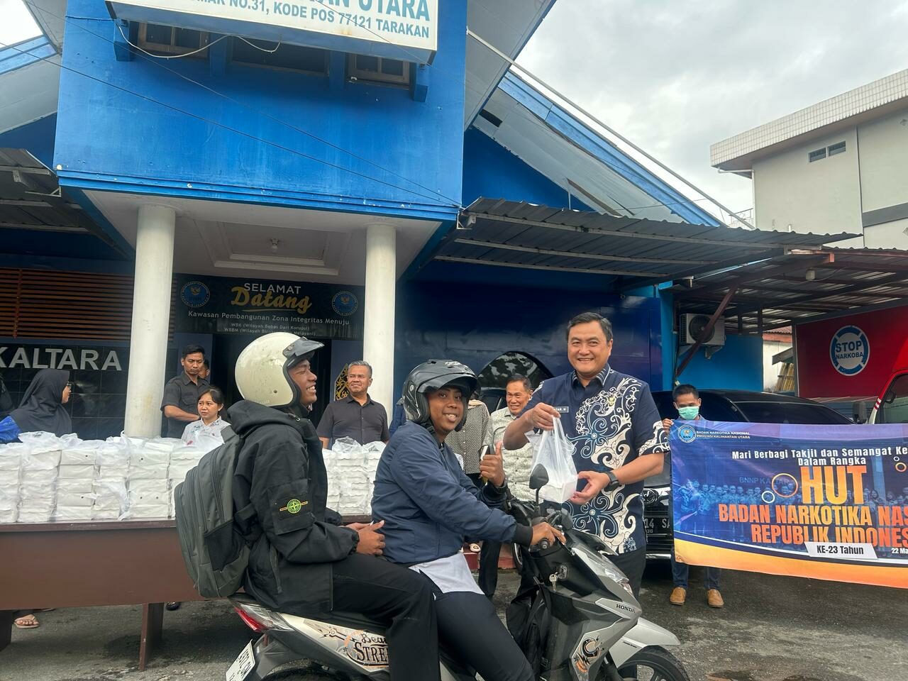 Berbagi Berkah Ramadhan: BNN Provinsi Kalimantan Utara Rayakan HUT BNN RI ke-23 dengan Berbagi Takjil untuk Masyarakat Berbagi Berkah Ramadhan: BNN Provinsi Kalimantan Utara Rayakan HUT BNN RI ke-23 dengan Berbagi Takjil untuk Masyarakat
